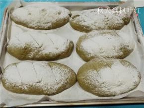 在二发好的面包表面撒一层高粉，再割2刀。