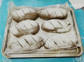 入烤箱，170度烤20-25分钟，注意表面上色的情况。