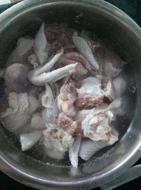 1、	切块。三黄鸡切块，放凉水里浸泡30分钟，泡出血水。浸泡时间可以更长一些。