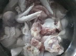1、	切块。三黄鸡切块，放凉水里浸泡30分钟，泡出血水。浸泡时间可以更长一些。