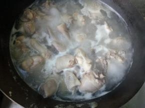 3、	大火煮开，然后转中小火，用筷子搅拌鸡块，让每一块都经过开水的烫灼。