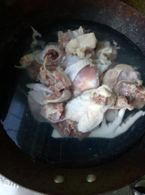 2、	焯水。锅里放凉水，然后倒入泡好的鸡块。