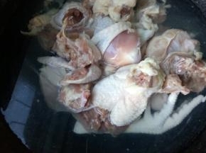 2、	焯水。锅里放凉水，然后倒入泡好的鸡块。