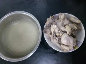4、	捞出。焯水过程中，水里会有很多浮沫，用勺子撇出这些浮沫，煮2分钟左右可以捞出鸡块，剩下的汤倒入一个干净的盆里，备用。