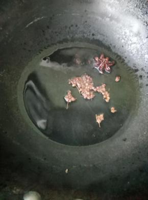 5、	热锅放油，7成热放几粒花椒和1个大料，炒几下。