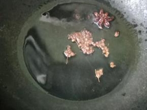 5、	热锅放油，7成热放几粒花椒和1个大料，炒几下。