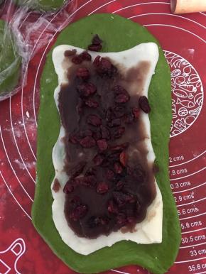 铺上红豆沙和蔓越莓，还可以放上你喜欢得各类坚果