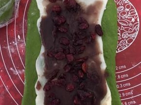 铺上红豆沙和蔓越莓，还可以放上你喜欢得各类坚果