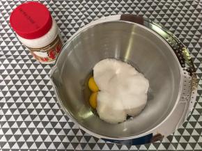 鸡蛋里加入棉花糖。
没有棉花糖可以用等量的细砂糖替代。