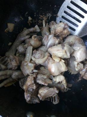 7、	倒进焯水的鸡块，翻炒至所有鸡块都均匀裹了一层油，倒入生抽，继续翻炒几下。