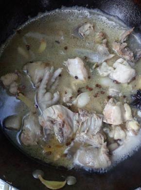 8、	然后倒入鸡汤