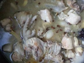 8、	然后倒入鸡汤