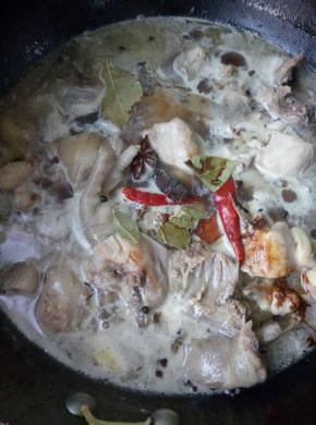 9、	再放入桂皮、香叶、辣椒和剩余的花椒、大料，用铲子以翻拌的手法翻炒几下，再放入盐、老抽和黄酒，搅拌，然后盖锅。