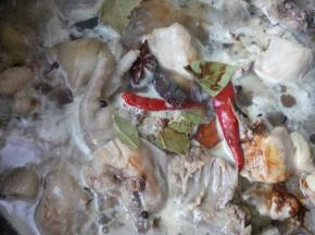 9、	再放入桂皮、香叶、辣椒和剩余的花椒、大料，用铲子以翻拌的手法翻炒几下，再放入盐、老抽和黄酒，搅拌，然后盖锅。