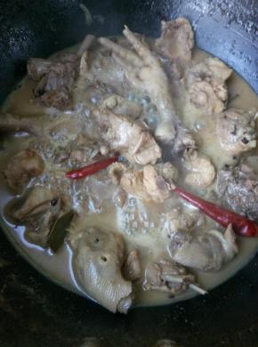 10、	大火煮开，转中小火炖20分钟左右，这个时候可以尝一下咸淡，确定要不要加点盐，然后大火收汤，待汤汁比较粘稠时，关火。