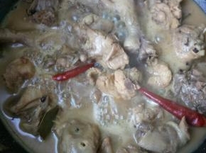 10、	大火煮开，转中小火炖20分钟左右，这个时候可以尝一下咸淡，确定要不要加点盐，然后大火收汤，待汤汁比较粘稠时，关火。