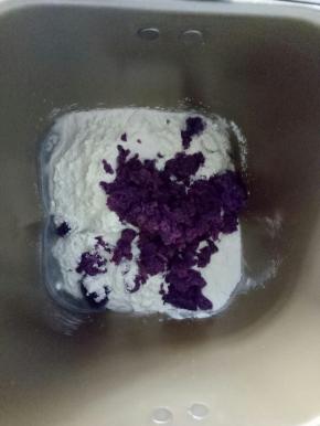 紫薯蒸熟，用勺子压成泥。然后将水和盐放入面包机，在倒入200克高筋面粉和75克紫薯泥，用筷子搅拌均匀，放冰箱冷藏10分钟，然后放入酵母，开启一个和面程序。