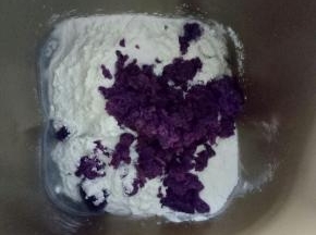 紫薯蒸熟，用勺子压成泥。然后将水和盐放入面包机，在倒入200克高筋面粉和75克紫薯泥，用筷子搅拌均匀，放冰箱冷藏10分钟，然后放入酵母，开启一个和面程序。