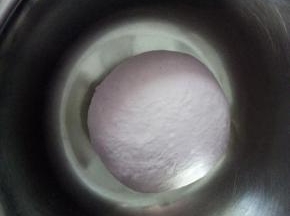 和好的面团滚圆，放一个干净的盆里，常温发酵致2倍大。发酵时可以把葡萄干用温水泡一小时至膨大，沥干水分备用。