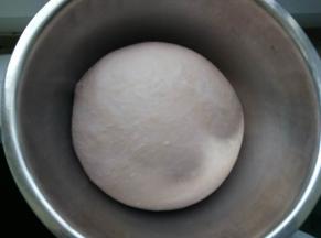 面团发酵好了，开始整形。