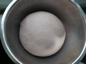 面团发酵好了，开始整形。