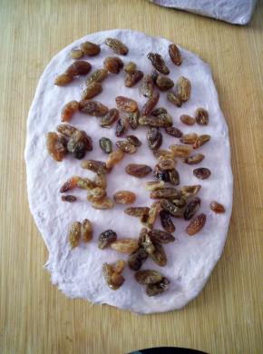 均匀的铺上一层葡萄干，稍微按几下。