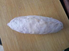 由上至下卷起来，要卷紧一些，避免烤出空心现象。