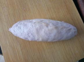 由上至下卷起来，要卷紧一些，避免烤出空心现象。