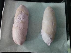 把封口向下放入烤盘中，依次做好两个，刷上一层食用油（避免风干）。