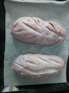 再次发酵至稍微变大，撒上薄薄的一层干面粉，用锋利的刀片随意割出喜欢的花纹，然后继续发酵致2倍大，用手按压轻轻会弹的状态。