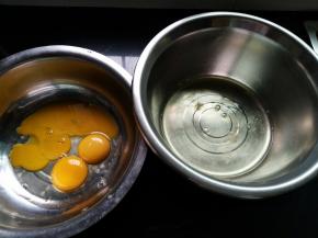 1个全蛋+3个蛋黄，3个蛋白装无水无油的盆里