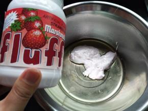 蛋白里加入40克Fluff棉花糖，放一旁备用