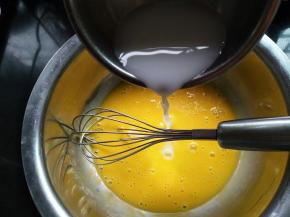 .加入牛奶，搅打均匀