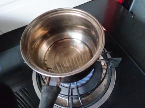 .玉米油加热，微微煮沸