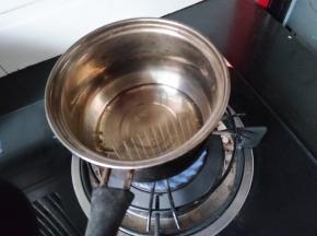 .玉米油加热，微微煮沸