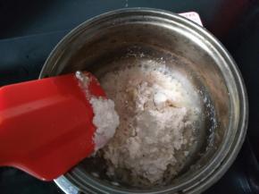 把低筋面粉倒入油里，快速翻拌均匀