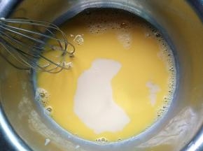 把面糊倒入蛋黄湖里