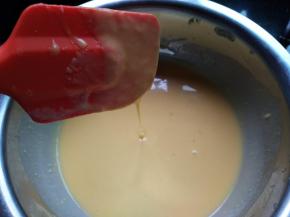 混合均匀，同时预热烤箱中层150℃，烤盘里加点热水，预热5分钟