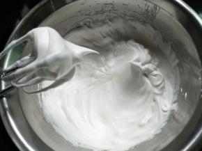 蛋白进行打发，提起打蛋器呈小尖角