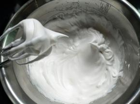 蛋白进行打发，提起打蛋器呈小尖角