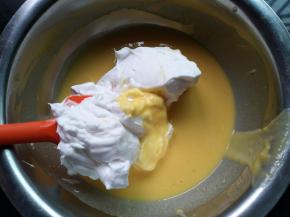 取一半蛋白霜与蛋黄湖混合，翻拌均匀