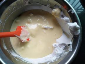 .倒回剩下的蛋白霜盆里，继续采用翻拌手法混合均匀