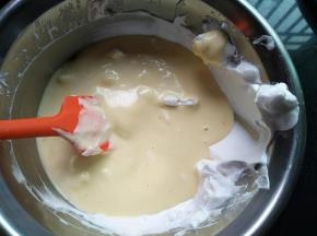 .倒回剩下的蛋白霜盆里，继续采用翻拌手法混合均匀