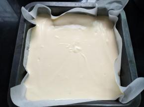 .8寸模具垫油纸，把蛋糕湖倒入模具厂，轻震几下