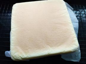 出炉倒扣在烤架上晾凉，凉了撕掉油纸