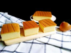 把边缘切掉，切成小块