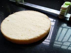 提前烤好一个6寸戚风蛋糕，凉透脱模切片