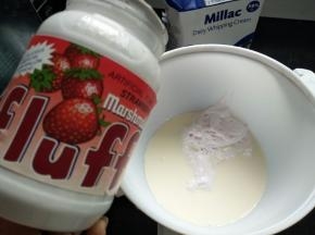 淡奶油里加入60克Fluff棉花糖，放冰箱冷藏备用（可以换成细砂糖）