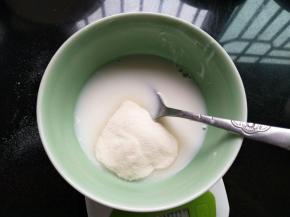 吉利丁粉和纯牛奶混合