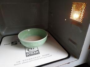 微波炉加热，使吉利丁粉融化，室温放凉